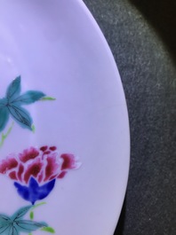 Een Chinees famille rose bord met floraal decor, Yongzheng merk en periode
