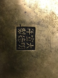 Un grand br&ucirc;le-parfum en bronze dans le style de Hu Wenming, marque de Xuande, Chine, 19&egrave;me