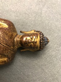 Een Sino-Tibetaanse verguld bronzen figuur van Boeddha, 17/18e eeuw