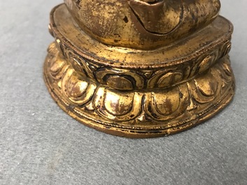 Een Sino-Tibetaanse verguld bronzen figuur van Boeddha, 17/18e eeuw