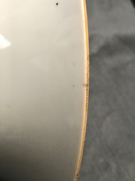 Une paire de vases en porcelaine de Chine famille rose, 19/20&egrave;me
