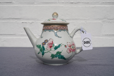 Een Chinese famille rose theepot met deksel met fijn floraal decor, Yongzheng