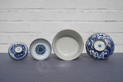 Twee Chinese blauw-witte 'Bleu de Hue' dekselkommen voor de Vietnamese markt, 19e eeuw