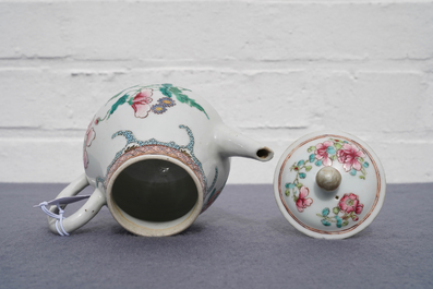 Een Chinese famille rose theepot met deksel met fijn floraal decor, Yongzheng