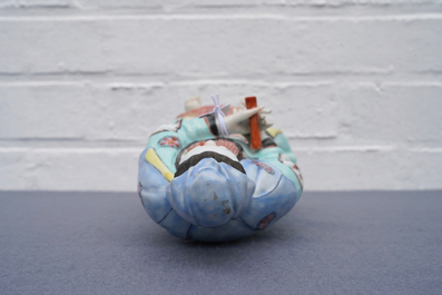 Une figure de Guanyin debout en porcelaine de Chine, Qianlong