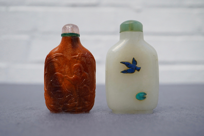 Twee Chinese snuifflessen in ingelegde witte jade en gestoken amber, 18/19e eeuw