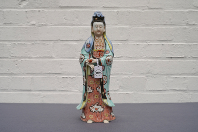 Une figure de Guanyin debout en porcelaine de Chine, Qianlong