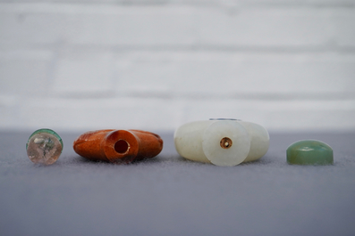 Twee Chinese snuifflessen in ingelegde witte jade en gestoken amber, 18/19e eeuw