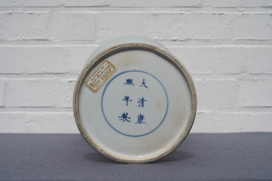Een Chinese blauw-witte gu vaas met landschapsdecor, Kangxi merk en periode