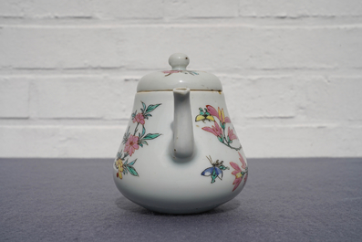 Een Chinese famille rose theepot en deksel met floraal decor, Yongzheng