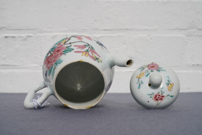 Een Chinese famille rose theepot en deksel met floraal decor, Yongzheng