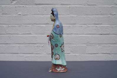 Une figure de Guanyin debout en porcelaine de Chine, Qianlong
