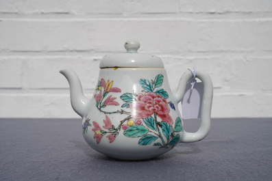 Een Chinese famille rose theepot en deksel met floraal decor, Yongzheng