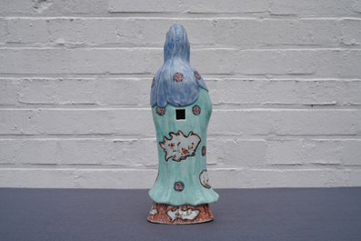 Une figure de Guanyin debout en porcelaine de Chine, Qianlong