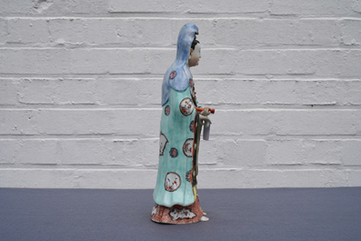 Une figure de Guanyin debout en porcelaine de Chine, Qianlong