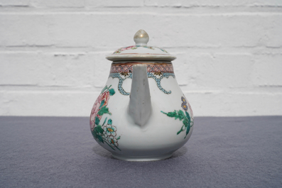 Een Chinese famille rose theepot met deksel met fijn floraal decor, Yongzheng