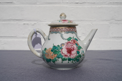 Een Chinese famille rose theepot met deksel met fijn floraal decor, Yongzheng