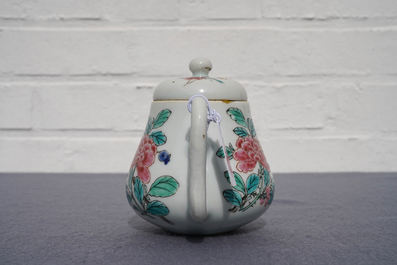 Een Chinese famille rose theepot en deksel met floraal decor, Yongzheng