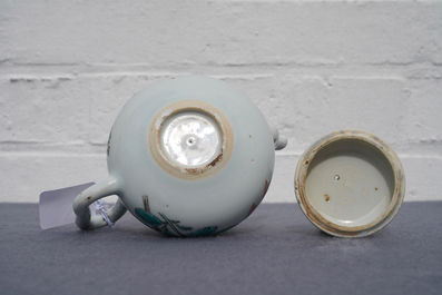 Een Chinese famille rose theepot en deksel met floraal decor, Yongzheng