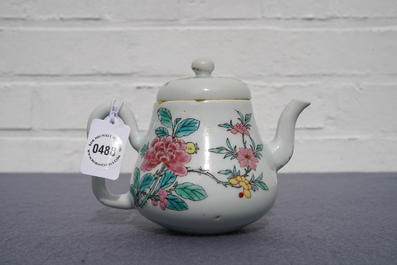 Een Chinese famille rose theepot en deksel met floraal decor, Yongzheng