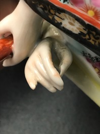 Une figure de Guanyin debout en porcelaine de Chine, Qianlong