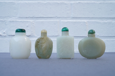 Vier Chinese snuifflessen in witte en celadon jade, 19/20e eeuw