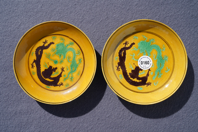 Une paire de coupes en porcelaine de Chine &agrave; d&eacute;cor de dragons sur fond jaune, marque et prob. &eacute;poque de Tongzhi