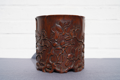 Un pot &agrave; pinceaux en bois sculpt&eacute; &agrave; d&eacute;cor de magnolias, prob. Qing