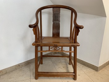 Une paire de chaises chinoises en bois huanghuali, R&eacute;publique, 20&egrave;me