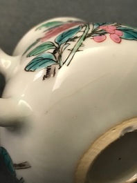 Een Chinese famille rose theepot en deksel met floraal decor, Yongzheng