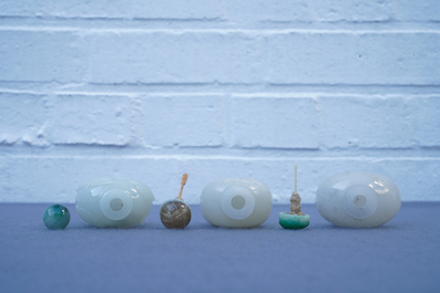 Drie Chinese gestoken witte jade snuifflessen met reli&euml;fdecor, 19/20e eeuw