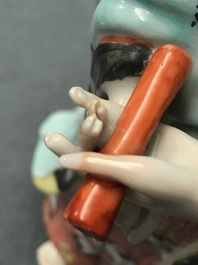 Une figure de Guanyin debout en porcelaine de Chine, Qianlong