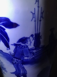 Un vase de forme rouleau en porcelaine de Chine bleu et blanc &agrave; d&eacute;cor figuratif, &eacute;poque Transition
