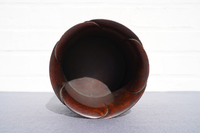 Un pot &agrave; pinceaux en bois sculpt&eacute; &agrave; d&eacute;cor de magnolias, prob. Qing