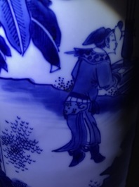 Un vase de forme rouleau en porcelaine de Chine bleu et blanc &agrave; d&eacute;cor figuratif, &eacute;poque Transition