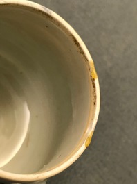 Een Chinese famille rose theepot en deksel met floraal decor, Yongzheng