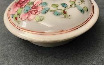Een Chinese famille rose theepot met deksel met fijn floraal decor, Yongzheng