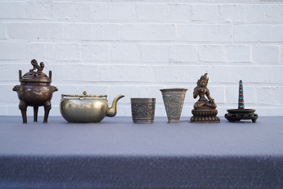Een diverse collectie Chinees metaal, w.o. paktong, zilver en verguld brons, 17e eeuw en later