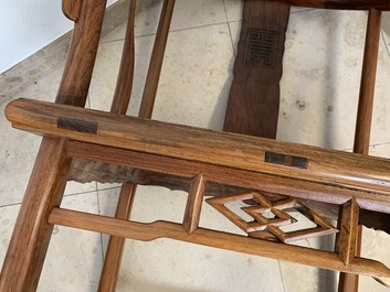 Une paire de chaises chinoises en bois huanghuali, R&eacute;publique, 20&egrave;me