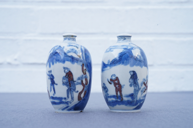Une paire de tabati&egrave;res en porcelaine de Chine bleu, blanc et rouge, marque de Yongzheng, 19&egrave;me