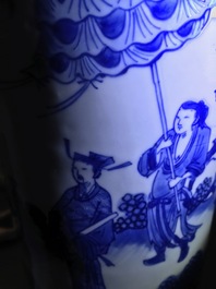 Un vase de forme rouleau en porcelaine de Chine bleu et blanc &agrave; d&eacute;cor figuratif, &eacute;poque Transition