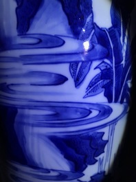 Un vase de forme rouleau en porcelaine de Chine bleu et blanc &agrave; d&eacute;cor figuratif, &eacute;poque Transition