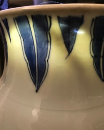 Un vase de forme rouleau en porcelaine de Chine bleu et blanc &agrave; d&eacute;cor figuratif, &eacute;poque Transition