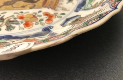 Un plat armori&eacute; de 'Flandres' en porcelaine de Chine famillle verte, Kangxi/Yongzheng