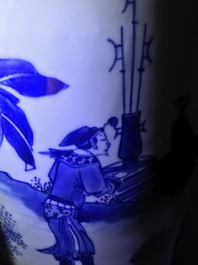 Un vase de forme rouleau en porcelaine de Chine bleu et blanc &agrave; d&eacute;cor figuratif, &eacute;poque Transition