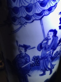 Un vase de forme rouleau en porcelaine de Chine bleu et blanc &agrave; d&eacute;cor figuratif, &eacute;poque Transition