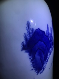 Un vase de forme rouleau en porcelaine de Chine bleu et blanc &agrave; d&eacute;cor figuratif, &eacute;poque Transition