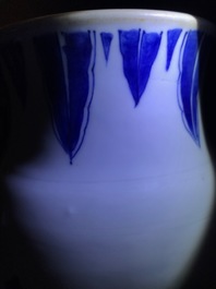 Un vase de forme rouleau en porcelaine de Chine bleu et blanc &agrave; d&eacute;cor figuratif, &eacute;poque Transition