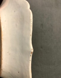 Cinq pi&egrave;ces en porcelaine de Chine famille rose &agrave; d&eacute;cor 'pseudo feuille de tabac', Qianlong