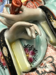 Une figure de Guanyin debout en porcelaine de Chine, Qianlong